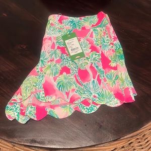 Lilly Pulitzer dahlia short. Size large. NWT!